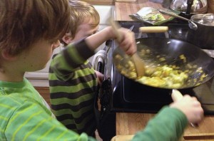 Stirring the vegetables stir-fry. 